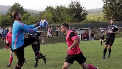 Bild: heh
Der TSV Friedenfels besiegte den ASV Waldsassen mit 3:2. Hier fängt TSV-Torwart Stefan Schultes den Ball vor Timo Weigelt ab.