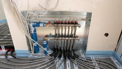 Bild: Sebastian Willnow
Leitungen einer Fußbodenheizung in einem Rohbau: Heizungsechniker sind in Deutschland sehr begehrt.