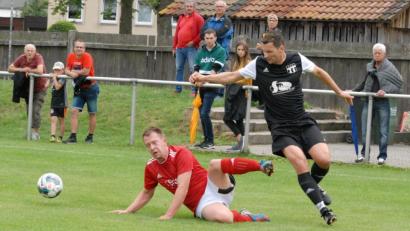 Bild: gb
Das Derby zwischen der SG SV Mitterteich II/SV Steinmühle I (links Sebastian Käs) und dem TSV Konnersreuth (rechts Wolfgang Pötzl) war eine klare Angelegenheit. Mit 3:0 entführten die Gäste völlig verdient die Punkte aus Mitterteich.