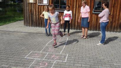 Bild: hka
Himmel und Hölle: Als es noch keine Computer gab, waren solche Hüpfspiele sehr beliebt – heute kennen die Kinder sie nicht mehr. Beim Obst- und Gartenbauverein Hahnbach durften sie das Kästchen-Hüpfen ausprobieren und hatten viel Spaß dabei.