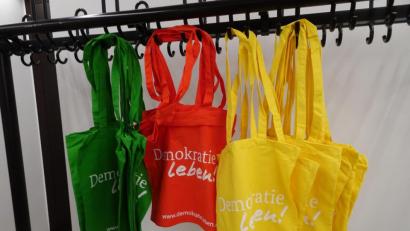 Bild: rti
Sichtbar für Demokratie zu werben, ist die Aufgabe des Projekts "Demokratie leben", das auch im Landkreis Tirschenreuth aktiv ist.