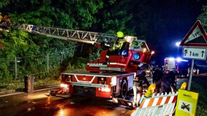 Bild: Stefan Kleeberger
Feuerwehrleute sind im Einsatz am Rande des Taubertal-Festivals an der Grenze zwischen Bayern und Baden-Württemberg.