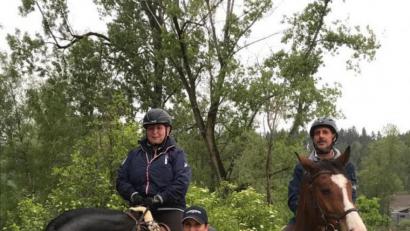 Bild: frd
Stolz ist Monika Reger (links, mit ihrem Pferd "My Lady Power of Love"), dass sie heuer Trainingseinheiten bei Springreit-Weltmeisterin Simone Blum (stehend) absolvieren durfte. Zu den Erfolgen der Parareiterin hat die kontinuierliche Arbeit mit Trainer Roland Boost (rechts, auf Pferd "A Crash Boom Bang") beigetragen.