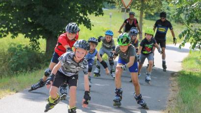 Bild: Andreas Heinz/exb
Bei blauem Himmel und strahlendem Sonnenschein starteten sieben Kinder auf ihren Inlineskates am Reuther Bahnhof zur Ferienprogramm-Ausfahrt nach Erbendorf.