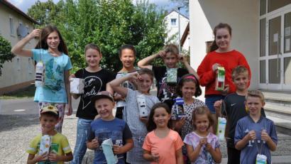 Bild: ak
Die Kinder bastelten mit dem Büchereiteam bunte Vogelhäuschen und Teelichter.