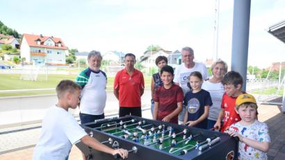 Bild: bey
Die Geschick drehen Kinder an den Griffen des Kickers und führen ihre Mannschaft zum Sieg.