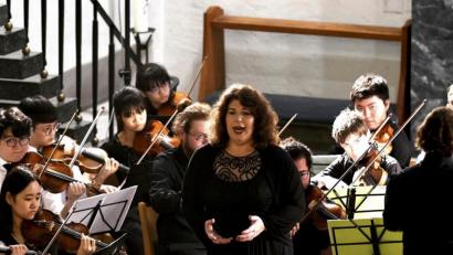 Bild: Petra Hartl
Solistin Christa Mayer (Mezzosopran) beim Abschlusskonzert des Sulzbach-Rosenberg International Music Festivals in der Christuskirche.