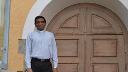 Bild: bej
Pfarrer Antony Irudayaraj Durairaj vor der Kirche Sankt Stephanus in Muschenried. Auch die Betreuung der Expositur gehört zur Urlaubsvertretung in der Pfarreiengemeinschaft Winklarn-Thanstein.