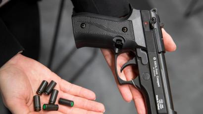 Symbolbild: Daniel Karmann/dpa
Beispielfoto: So sieht eine Neun-Millimeter-Schreckschusswaffe aus. Dieses Exemplar wurde bei der Fachmesse IWA Outdoor Classics präsentiert. Bei der Munition handelt es sich um Platzpatronen.