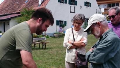 Bild: exb
Imker Hermann Sehr aus Kastl hatte einen Bienenstock in die Blumenwiese des Heimatmuseums gestellt und erklärte Besuchern alles Wissenwerte rund um die Imkerei.