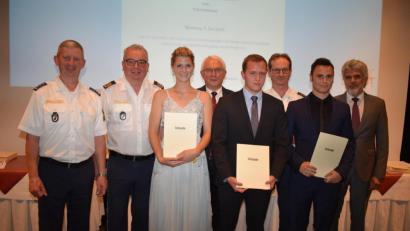 Bild: bnr
Mit sehr guten Ergebnissen endete das 78. Ausbildungsseminar der VII. Bereitschaftspolizeiabteilung. Die besten Abschlüsse erreichten PM Lena Morgenroth, PM Philipp Hanker und PM Thomas Obermüller (Mit Urkunden von links). Zur Beförderung gratulierten von links: Seminarleiter EPHK Jürgen Paffenzeller, Polizeipräsident Wolfgang Sommer, Bürgermeister Kurt Koppmann, Leitender Polizeidirektor Ludwig Härtl.