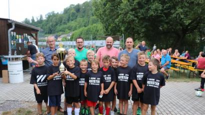 Bild: riw
Stolz präsentieren die Nachwuchsfußballer der SG Rieden/Vilshofen den Pokal, den Bürgermeister Erwin Geitner (hinten links) gestiftet hat.