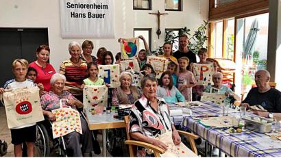 Bild: R. Kreuzer
Beim Basteln und Bedrucken von Leinen-Einkauftaschen waren alle eifrig zugange, auch viele Senioren waren noch geschickt dabei und konnten mit der Jugend mithalten.