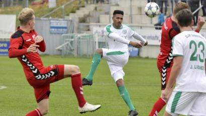 Archivbild: Hubert Ziegler
Gebenbachs Kapitän Julian Ceesay (Mitte) musste nach einer Notbremse schon früh vom Platz.