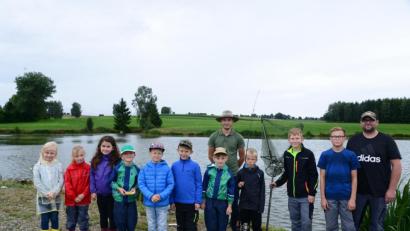 Bild: bey
Schlechtes Wetter schreckt die Kinder nicht ab. Sie haben beim Schnupperangeln Spaß.