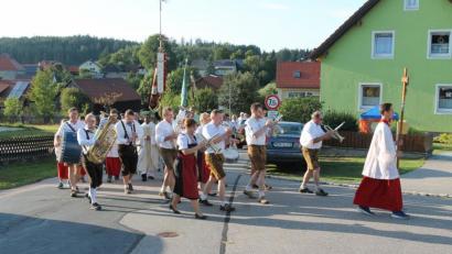 Bild: pi
Die Blaskapelle Waldkirch führt mit den Ehrengästen und Vereinen den Kirchenzug an.