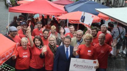 Bild: Kunz
Die Weidener Genossen und ihr "Burgermeister" Jens Meyer suchen das Gespräch mit den Bürgern.