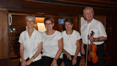 Bild: hcz
Angelika Wild (Sopran), Monika Lindner (Alt), Martina Brenner (Alt und Orgel), Willibald Wirth (Violine, von links): Drei Frauen aus Eslarn und ein Mann aus Floß gestalten die 6. Mittagsandacht "Punkt 12".