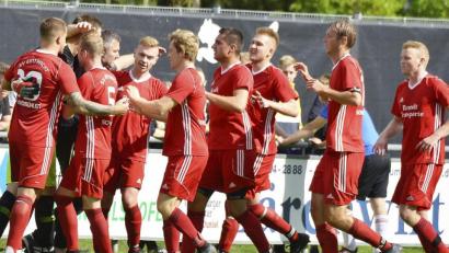Bild: Hubert Ziegler
Rote Jubeltraube: Der SV Schmidmühlen gewann das Vilstalderby der Fußball-Kreisliga Süd in Rieden.