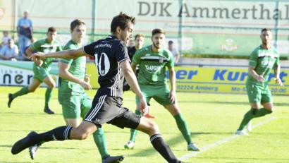 Bild: Hubert Ziegler
Der vom ASV Neumarkt nach Ammerthal gewechselte Stürmer Christian Schrödl (vorne) machte mit seinen beiden Treffern den Sieg der DJK gegen den TSV Abtswind perfekt.