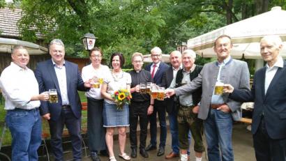 Bild: mma
Auf ein gelingendes Frohnbergfest (von links): Kevin Harris, Richard Reisinger, Herbert und Ingrid Lindner, Christian Schulz, Bernhard Lindner, Georg Götz, Alois Karl, Richard Gaßner und Georg Münch.