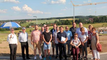 Bild: ct
CSU-Fraktionsvorsitzender Markus Graf (Achter von rechts) führte interessierte Mitglieder aus den Ortsverbänden durch das neue Baugebiet am Weidenstock.