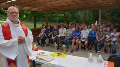 Bild: jr
Pfarrseelsorger Pater Benedikt Leitmayr (links) zelebrierte am Samstagnachmittag, am Fest des Pfarrpatrons Sankt Laurentius, zum Dank den Ministranten einen Gottesdienst beim Zeltlager. Gestaltet wurde die Feier von den Minis selber, sie hatten sich zuvor die Gestaltung erarbeitet.