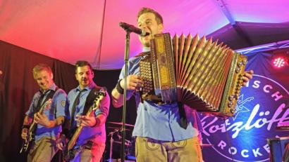 Bild: nm
"Rotzlöffl" stellte das Festzelt zum Kirwaauftakt auf den Kopf. Die Stimmungsband kommt seit Jahren in die Grenzgemeinde und begeistert das Publikum.