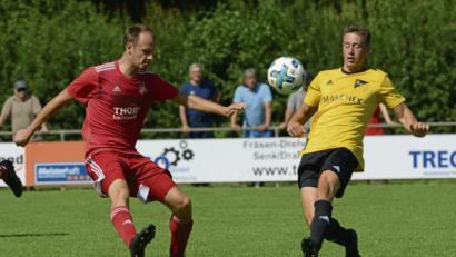 Bild: ham
Der Pfreimder Johannes Luber (links) versucht dem Burglengenfelder zweifachen Torschützen Stefan Ostermayr den Ball abzuknöpfen.