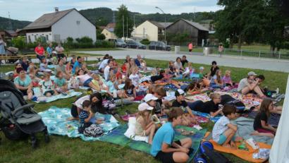 Bild: fz
Popcorn holen, Decke ausbreiten und sich dann gemütlich einrichten für den ersten Bechtsriether Kinoabend unter freiem Himmel. Nicht nur die Kinder, auch die Eltern haben Spaß beim Open-Air-Kino.