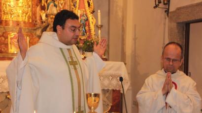 Bild: kro
Nachprimiz feierte der gebürtige Falkenberger Neupriester Jaime-Pasqual Hannig (links) auf Einladung des Mährigner Pfarrers Armin Maierhofer in der Pfarrei St. Katharina.