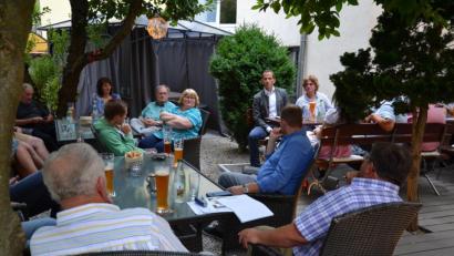 Bild: gi
CSU-Mitglieder diskutieren mit MdB Albert Rupprecht über lokale Probleme.