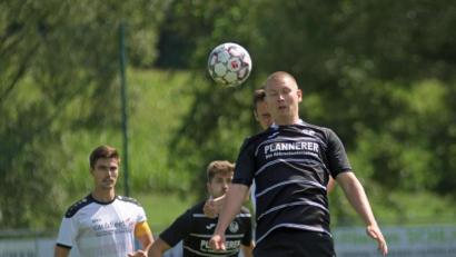 Bild: otr
Augen zu beim Kopfball? Machts nichts. Der Neusorger Thomas Bergmann ist bei diesem Luftkampf Herr der Lage. Der SV Neusorg gewann etwas überraschend beim TSV Pressath mit 2:0.