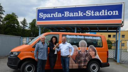 Bild: exb
Die Jugendmannschaften der SpVgg SV Weiden fahren künftig im eigenen Tourbus zu den Spielen. Die Spende kommt vom Gewinnsparverein der Sparda-Bank