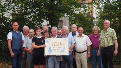 Bild: sei
Der Brieftaubenverein "Treu zur Heimat" feiert vereinsintern das 80-jährige Jubiläum. An der Spitze steht Karl Staufer (Mitte). Bürgermeister Richard Kammerer (links) gratuliert.