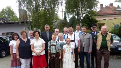 Bild: sl
Der Jubilar Anton Kick (Fünfter von rechst) mit seiner Anna und Enkeln im Kreise der Vertreter aus Kirche, Verbänden und Vereinen, die alle sehr gerne den Jubilar hochleben liesen.