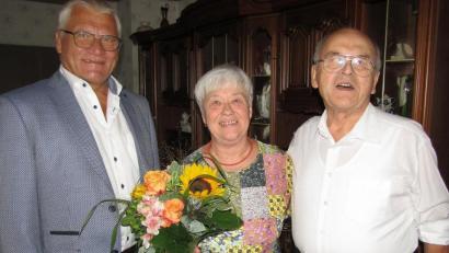 Bild: sck
Stellvertretender Bürgermeister Norbert Gradl (links) gratuliert Anneliese und Johann Heidenreich zur goldenen Hochzeit.