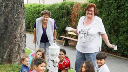 Bild: njn
Viel Spaß hatten die Kinder beim Bemalen des Hydranten in der Kemnather Straße. Mit auf dem Bild (von rechts stehen) AsF-Ortsvorsitzende Christine Trenner und Mitglied Margarete Goller.