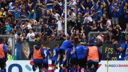 Bild: Jahn Regensburg
Verdienter Pokal-Sieg für den Regionalligisten: Jubel nach dem 3:2 für 1. FC Saarbrücken.
