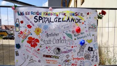 Bild: Norbert Scharf/exb
Über Nacht ist dieses bunte Plakat am ehemaligen Bürgerspitalgelände aufgetaucht
