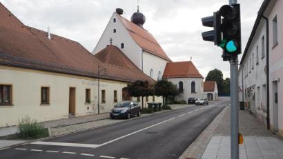 Bild: bl
Die neue Ampel in der Freyung wird mit einem Sensor aufgerüstet und ermöglicht den Fußgängern nach Bedarf eine längere Zeitspanne zum Überqueren der Fahrbahn.