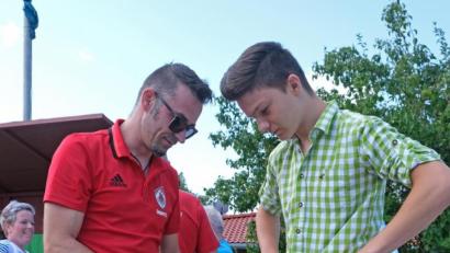 Bild: nm
Ein paar kurze Erklärungen von Spartenleiter Sandro Lugert (links) und Max Grundler kann mit dem Hauptgewinn der TSV-Tombola, einem E-Scooter, losbrausen.