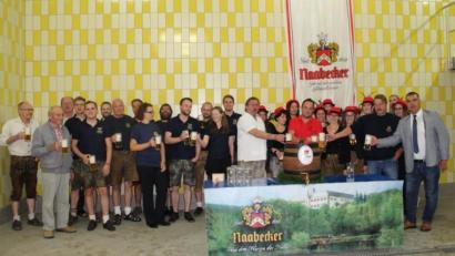 Bild: exb
Die Abordnung aus Fuhrn stieß mit den Brauerei-Vertretern auf ein gutes Gelingen des Jubiläumsfestes an.