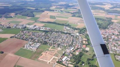 Bild: Günter Zagel
Der Blick aus einem Flugzeug zeigt, wie Hahnbach wächst - vorn in der Mitte sind die Vorbereitungen am neuen Baugebiet erkennbar.