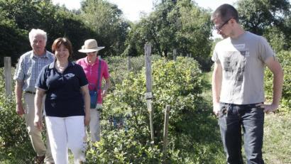 Bild: Hirsch
Ziel der Pilgergruppe war der Mulzer-Hof in Naabsiegenhofen. Rita Mulzer (Zweite von links) führte die Teilnehmer über die Heidelberg-Felder.