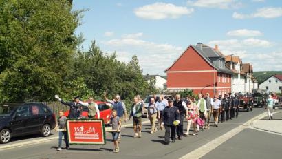 Bild: exb
Ein stattlicher Festzug mit 74 Vereinen und zahlreichen Feuerwehr-OIdtimern bewegte sich am Sonntagnachmittag durch die Straßen Waldsassens.