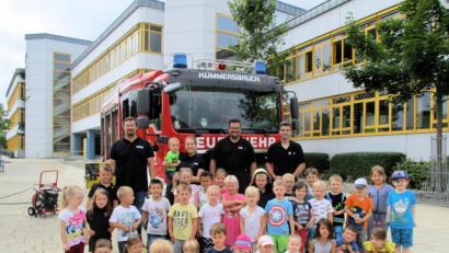 Bild: bjo
Die Feuerwehr zu Gast im Kindergarten (von links, hinter Reihe): Kommandant Alwin Holzner, Jennifer Fischer, dessen Vertreter Wolfgang Rubenbauer ) und Florian Vogl berichteten über die Feuerwehraufgaben.