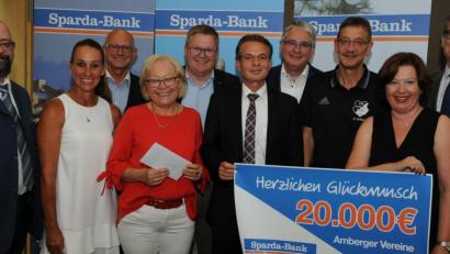 Bild: gfr
Geld, das gut angelegt ist. Im Bild von links: Marco Hubert (THW), Nicky Marquard (TC Amberg), Georg Thurner (Sparda-Bank Ostbayern), Marianne Gutwein (SkF), OB Michael Cerny, Mario Neumann (TC Amberg), Johannes Lechner (Sparda-Bank), Reiner Volkert (ASV Haselmühl), Sabine Seberak (Filialleiterin Sparda-Bank) und Kulturreferent Wolfgang Dersch.
