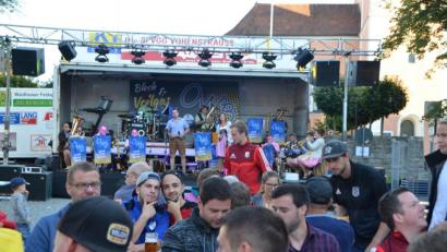 Bild: dob
Das Vohenstraußer Altstadtfest ist eine Art Bürgerfest, das Besucher aus allen Regionen vor das Rathaus lockt.