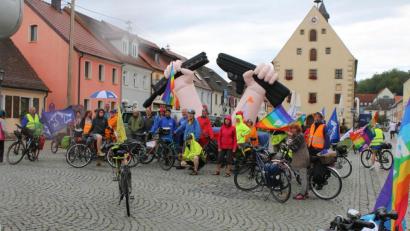 Bild: sne
42 Friedensaktivisten demonstrieren eine Woche lang vor militärischen Anlagen. Auch in Grafenwöhr machen sie Halt.